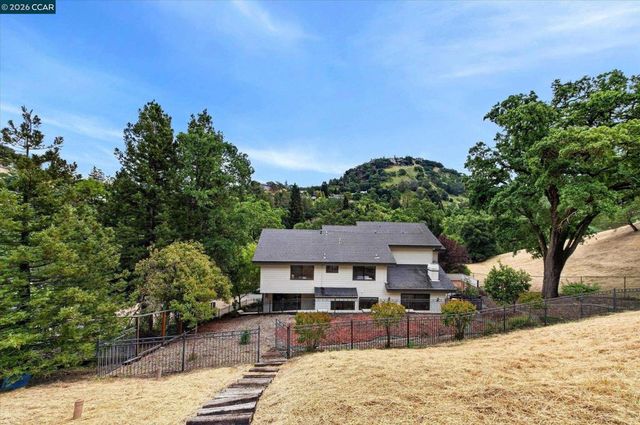 58 Saddle Rd., Walnut Creek, CA 94595