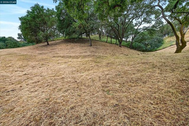 58 Saddle Rd., Walnut Creek, CA 94595