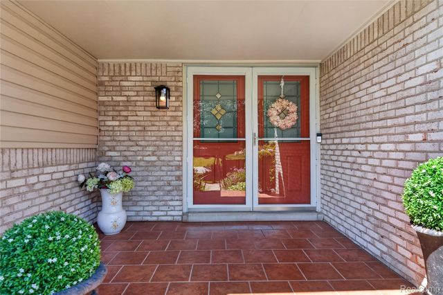 309 Antoinette Drive, Rochester Hills, MI 48309