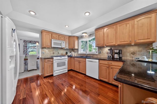 309 Antoinette Drive, Rochester Hills, MI 48309