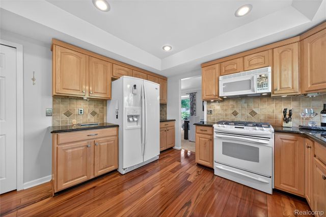 309 Antoinette Drive, Rochester Hills, MI 48309