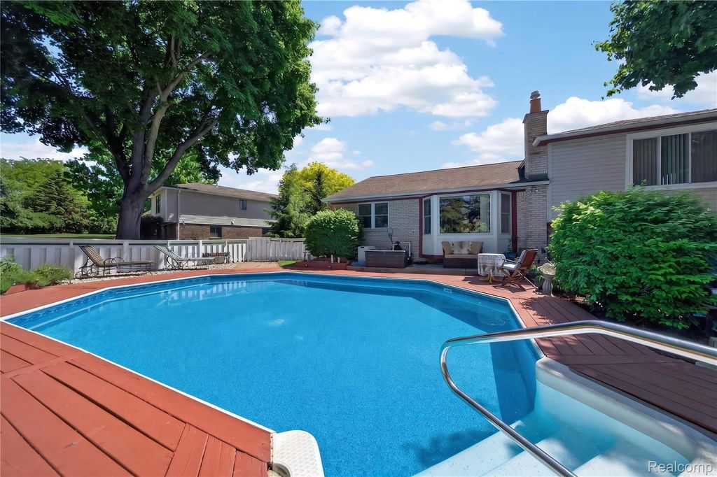 309 Antoinette Drive, Rochester Hills, MI 48309