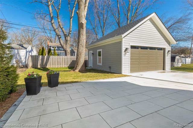 2093 Pembroke Road, Birmingham, MI 48009