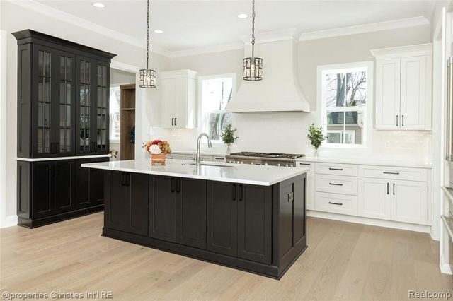 2093 Pembroke Road, Birmingham, MI 48009