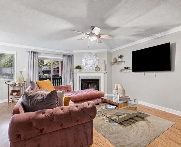 826 CREEKSIDE DR, Memphis, TN 38117