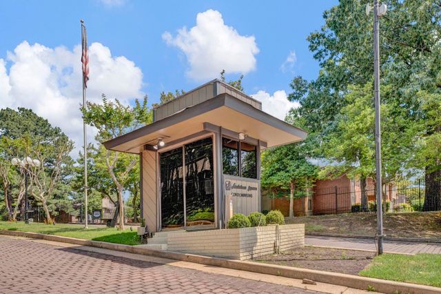 826 CREEKSIDE DR, Memphis, TN 38117