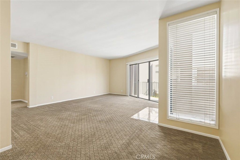 Image 12 of property listing at 837 Magnolia Avenue 11, Pasadena, CA 91106