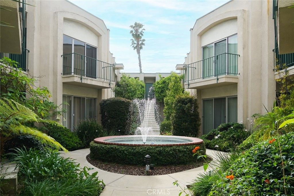 Image 2 of property listing at 837 Magnolia Avenue 11, Pasadena, CA 91106