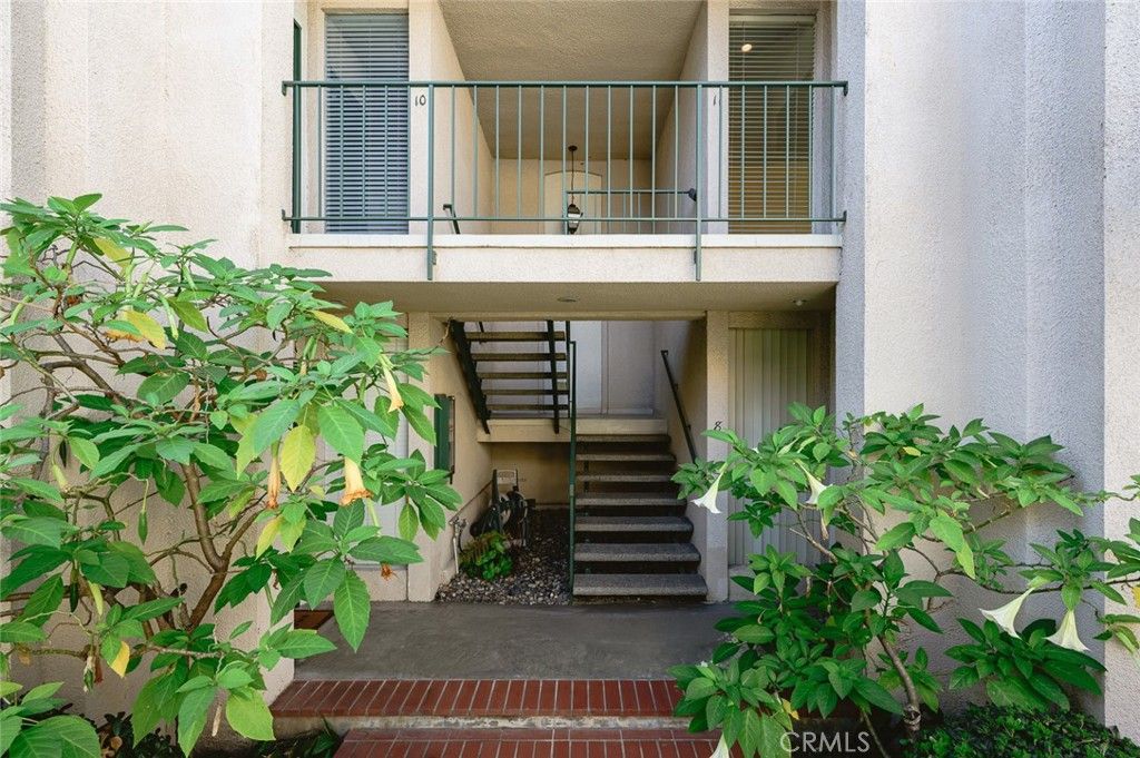 Image 3 of property listing at 837 Magnolia Avenue 11, Pasadena, CA 91106