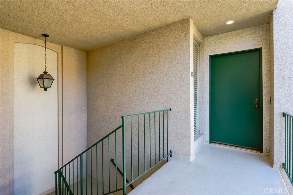 Image 4 of property listing at 837 Magnolia Avenue 11, Pasadena, CA 91106