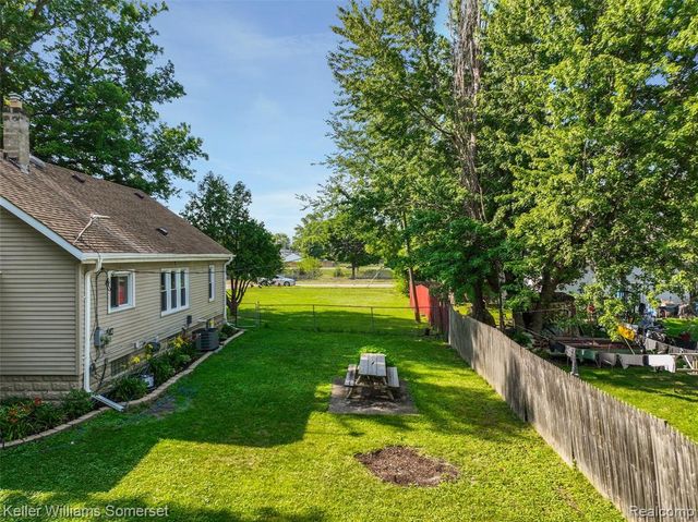 18335 E 11 Mile Road, Roseville, MI 48066