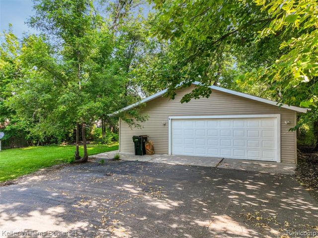 18335 E 11 Mile Road, Roseville, MI 48066