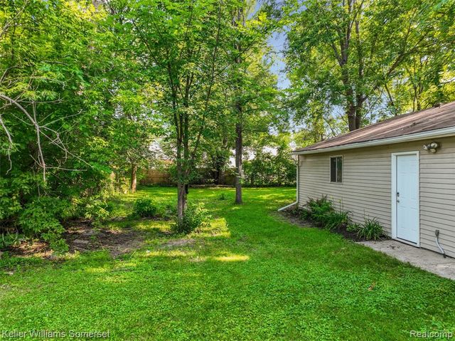 18335 E 11 Mile Road, Roseville, MI 48066