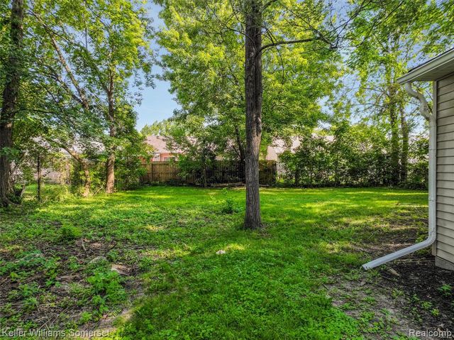 18335 E 11 Mile Road, Roseville, MI 48066