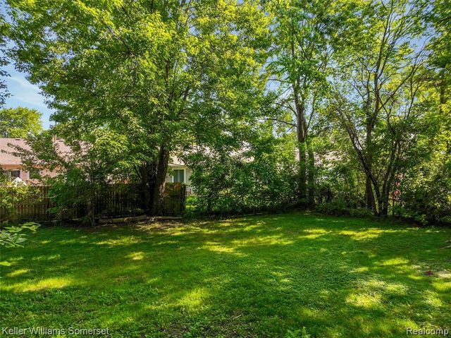18335 E 11 Mile Road, Roseville, MI 48066
