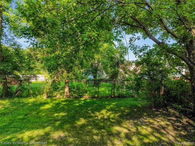 18335 E 11 Mile Road, Roseville, MI 48066