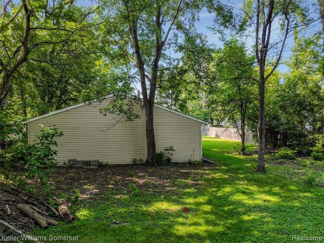 18335 E 11 Mile Road, Roseville, MI 48066