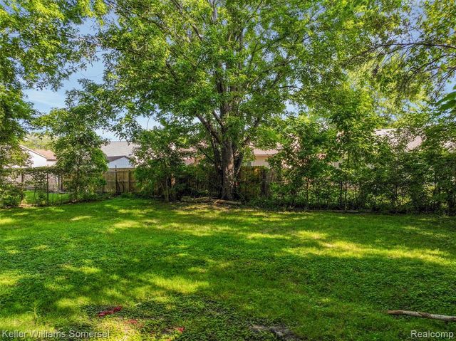 18335 E 11 Mile Road, Roseville, MI 48066