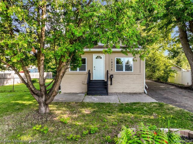 18335 E 11 Mile Road, Roseville, MI 48066