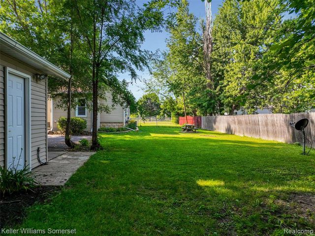 18335 E 11 Mile Road, Roseville, MI 48066