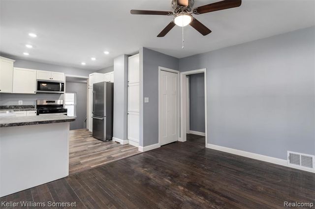 18335 E 11 Mile Road, Roseville, MI 48066