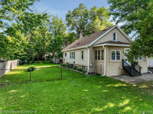 18335 E 11 Mile Road, Roseville, MI 48066