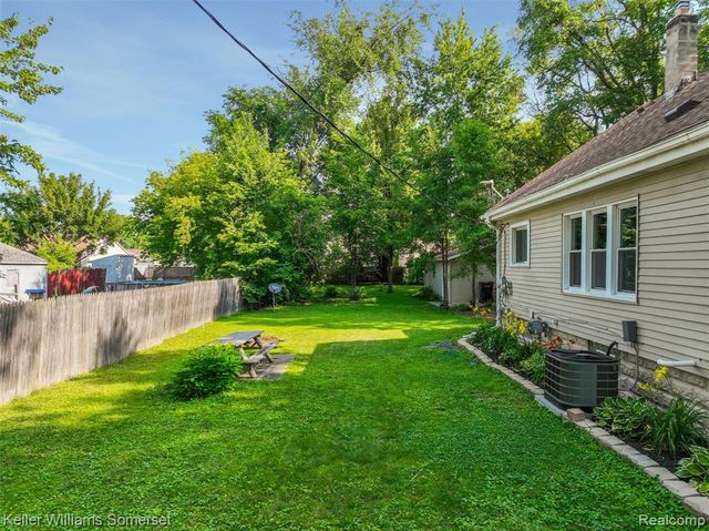 18335 E 11 Mile Road, Roseville, MI 48066