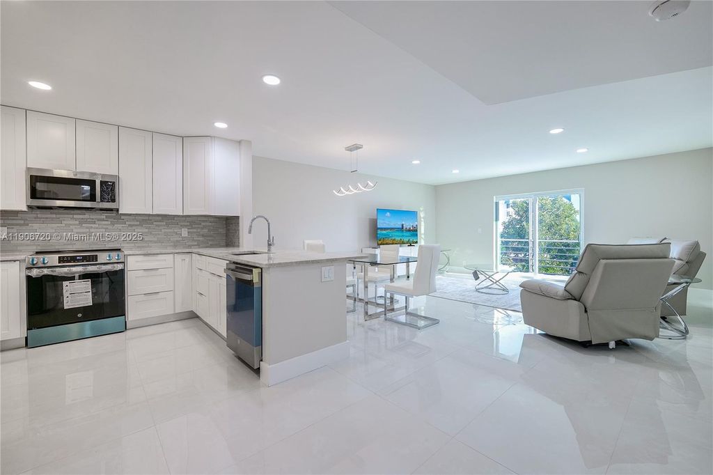 4770 NW 21st St 302, Lauderhill, FL 33313