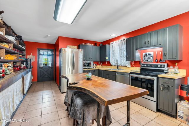 210 Church Street, Belford, NJ 07718