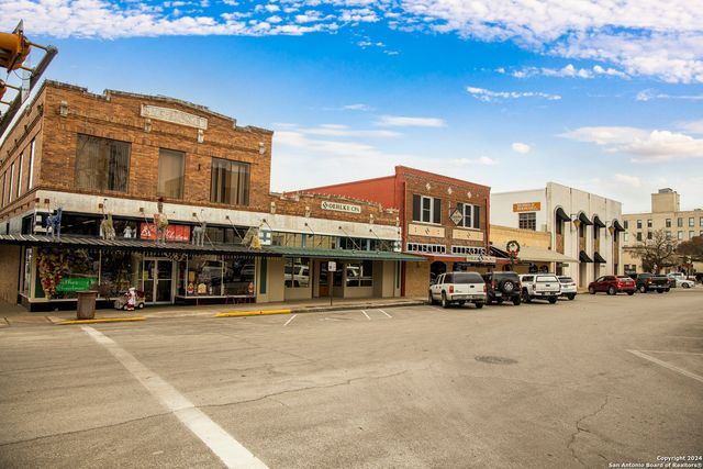 112 E COURT ST, Seguin, TX 78155