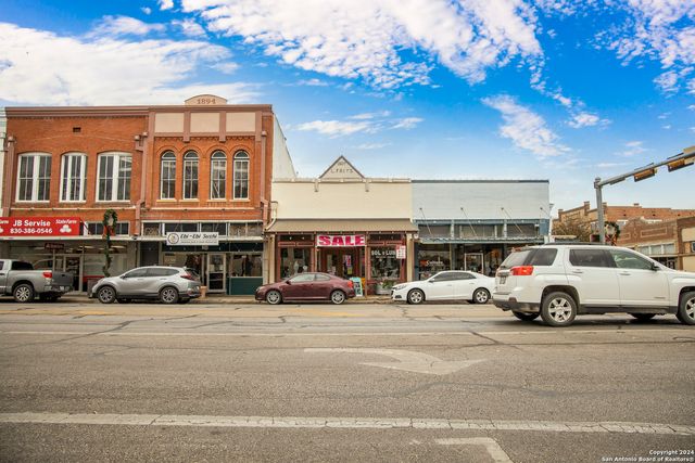 112 E COURT ST, Seguin, TX 78155