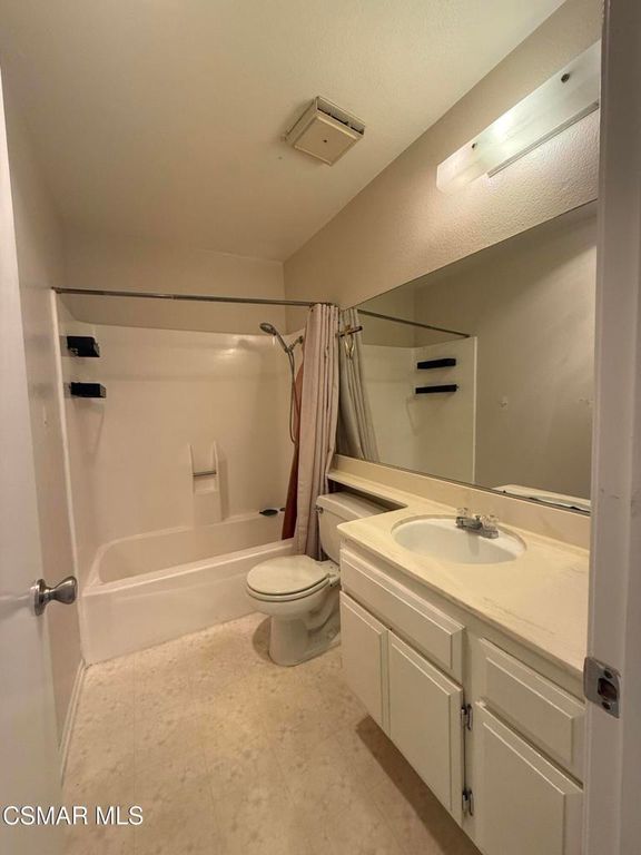 Image 16 of property listing at 15638 Viewridge Lane, Granada Hills, CA 91344