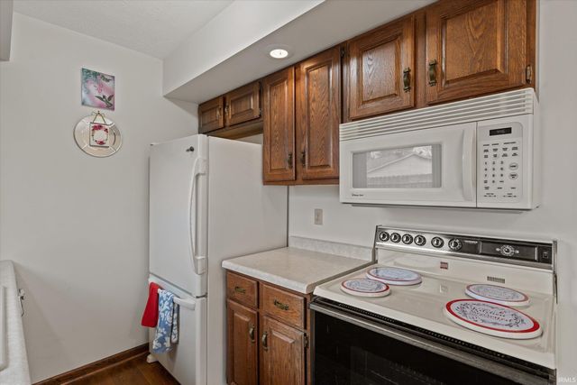 1811 Somersworth Drive, South Bend, IN 46614