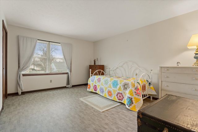 1811 Somersworth Drive, South Bend, IN 46614