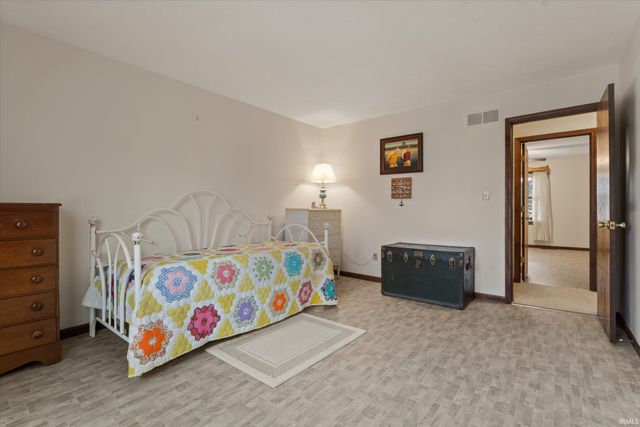 1811 Somersworth Drive, South Bend, IN 46614