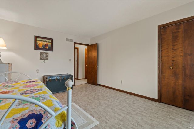 1811 Somersworth Drive, South Bend, IN 46614