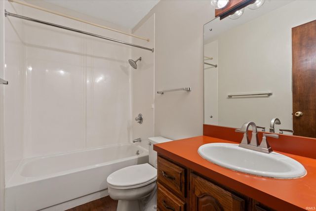 1811 Somersworth Drive, South Bend, IN 46614