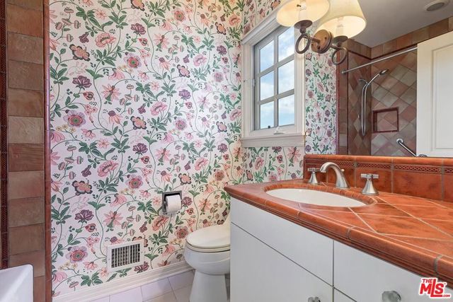 201 Tavistock Avenue, Los Angeles, CA 90049