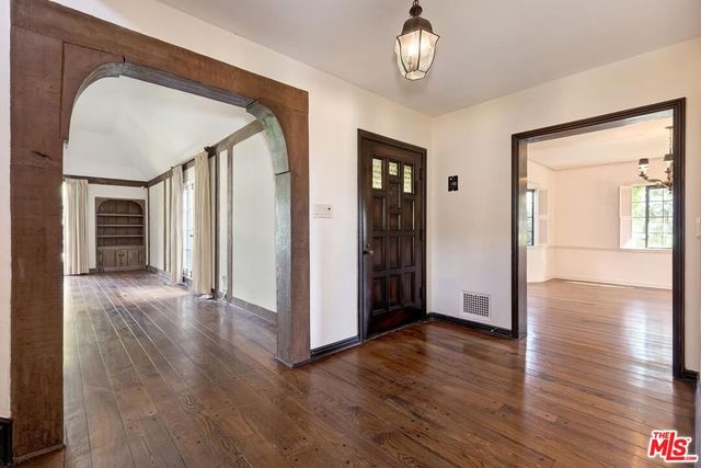 201 Tavistock Avenue, Los Angeles, CA 90049