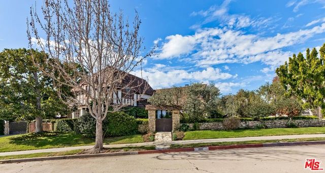 201 Tavistock Avenue, Los Angeles, CA 90049