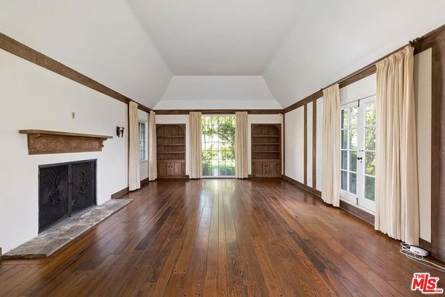 201 Tavistock Avenue, Los Angeles, CA 90049