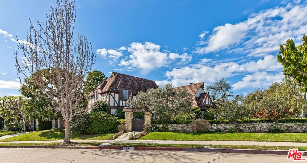 201 Tavistock Avenue, Los Angeles, CA 90049