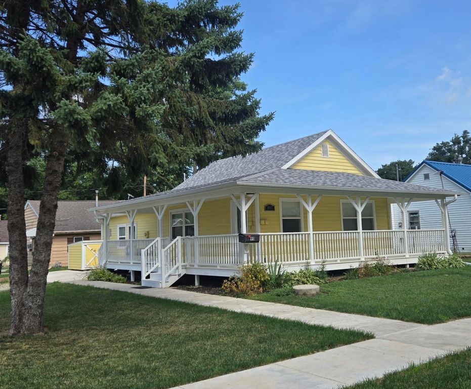 911 LINN Street, Atlantic, IA 50022