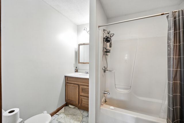 39 Valley Lane, Amherst, MA 01002