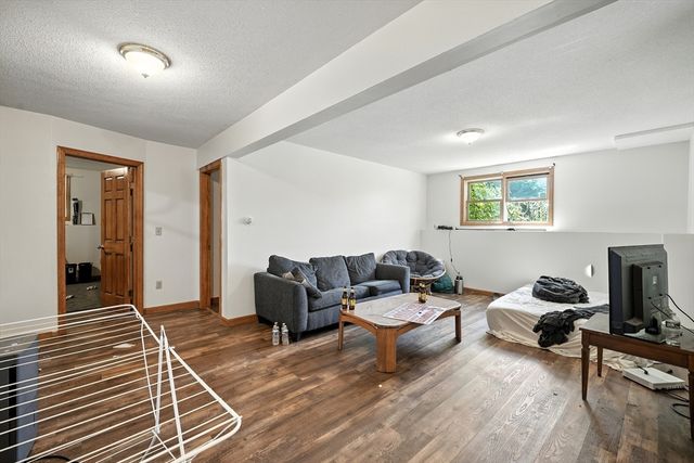 39 Valley Lane, Amherst, MA 01002