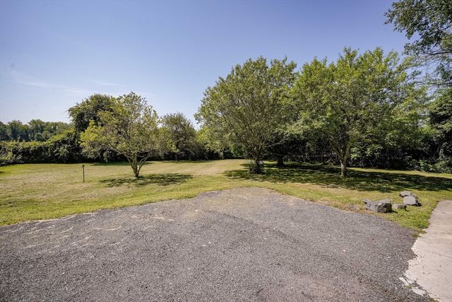 39 Valley Lane, Amherst, MA 01002