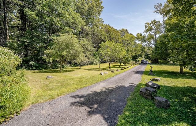 39 Valley Lane, Amherst, MA 01002