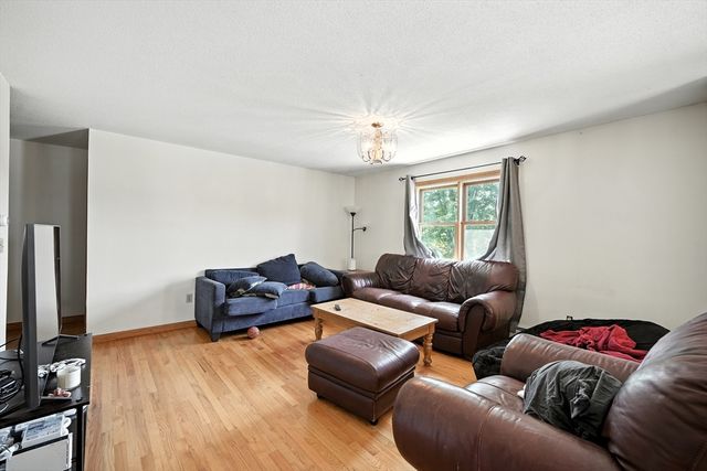 39 Valley Lane, Amherst, MA 01002