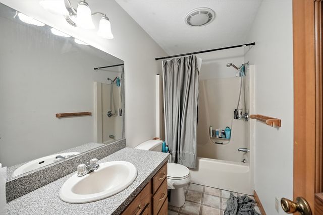 39 Valley Lane, Amherst, MA 01002