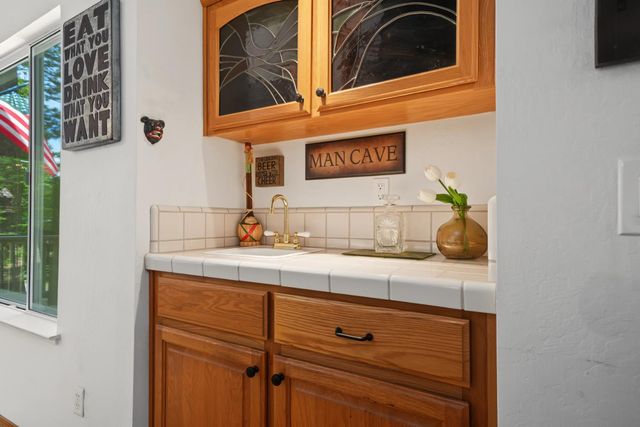 1675 Evergreen Ln, Arnold, CA 95223
